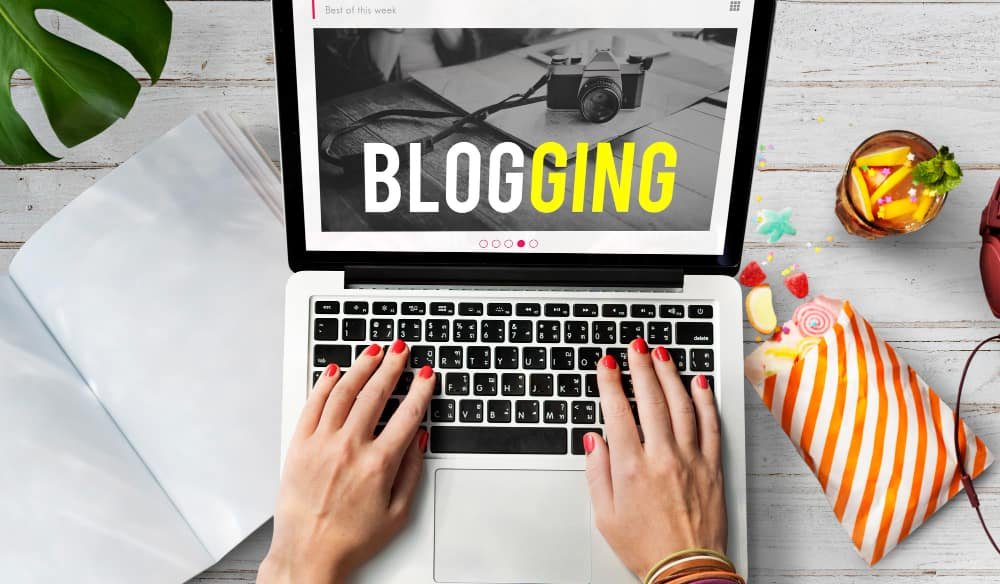 Pisanje viralnog bloga putem laptopa na radnom stolu