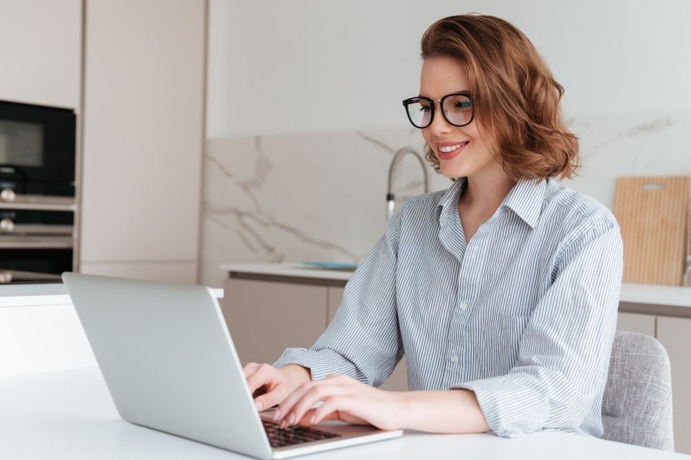 Žena koja traži posao od kuće i nailazi na dropshipping