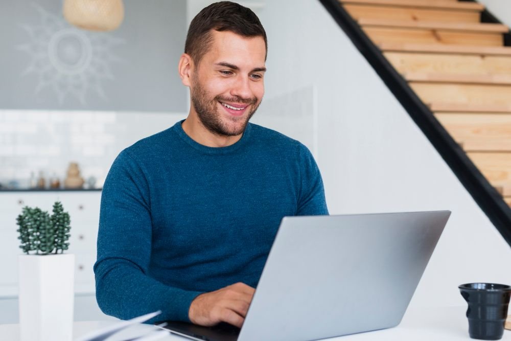 Sretan čovjek pokreće svoj vlastiti online biznis