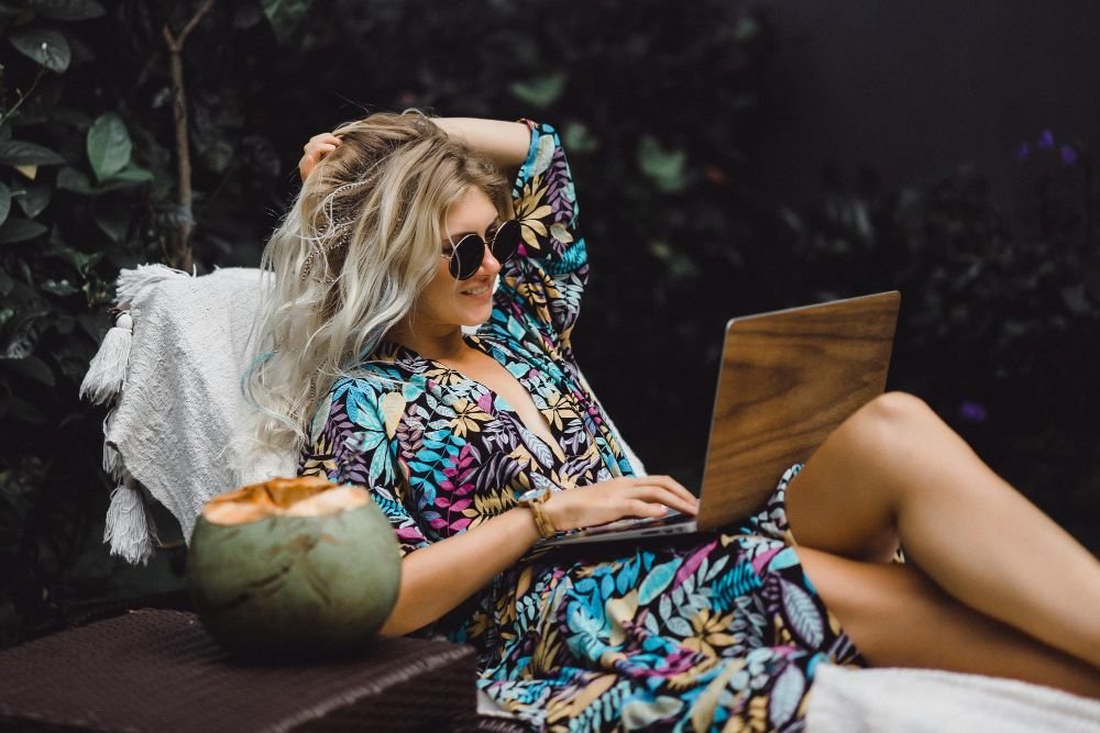 Žena na plaži radi dropshipping odličan posao od kuće za početnike