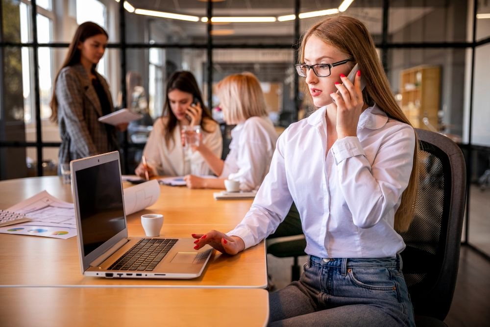 Žena za laptopom rješava poslovne probleme i poboljšava svoja dropshipping iskustva