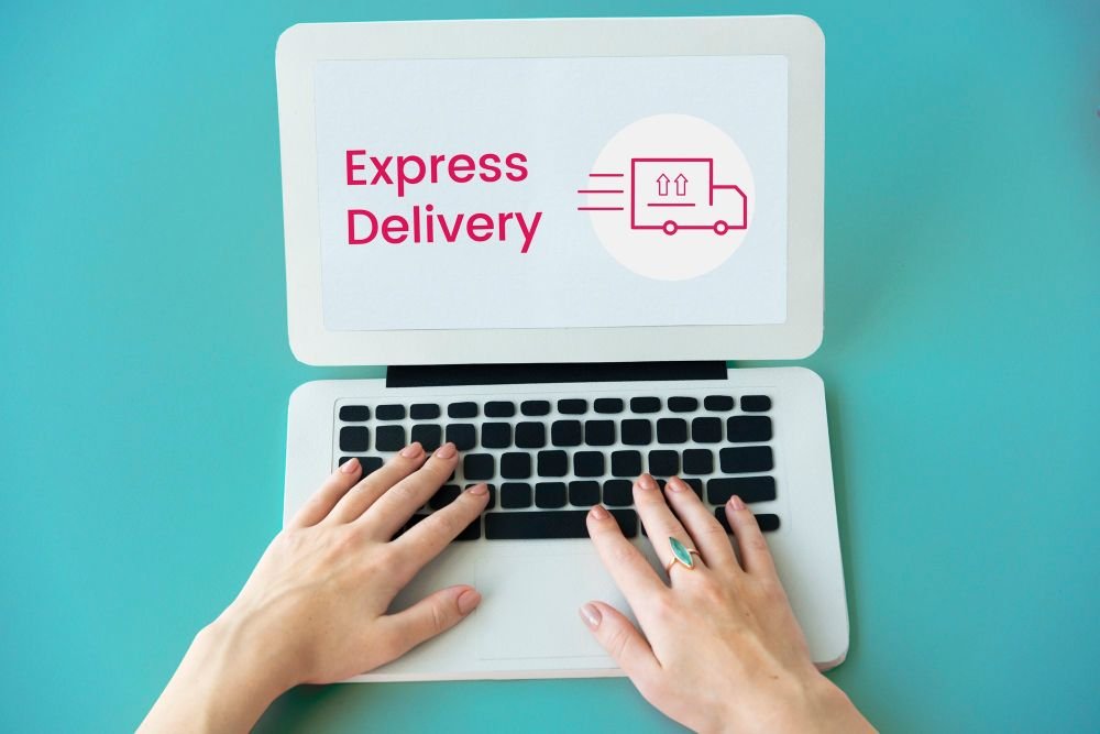 Ženski prsti na laptopu traže ekspresnu dostavu u koju su uključeni i dropshipping dobavljači