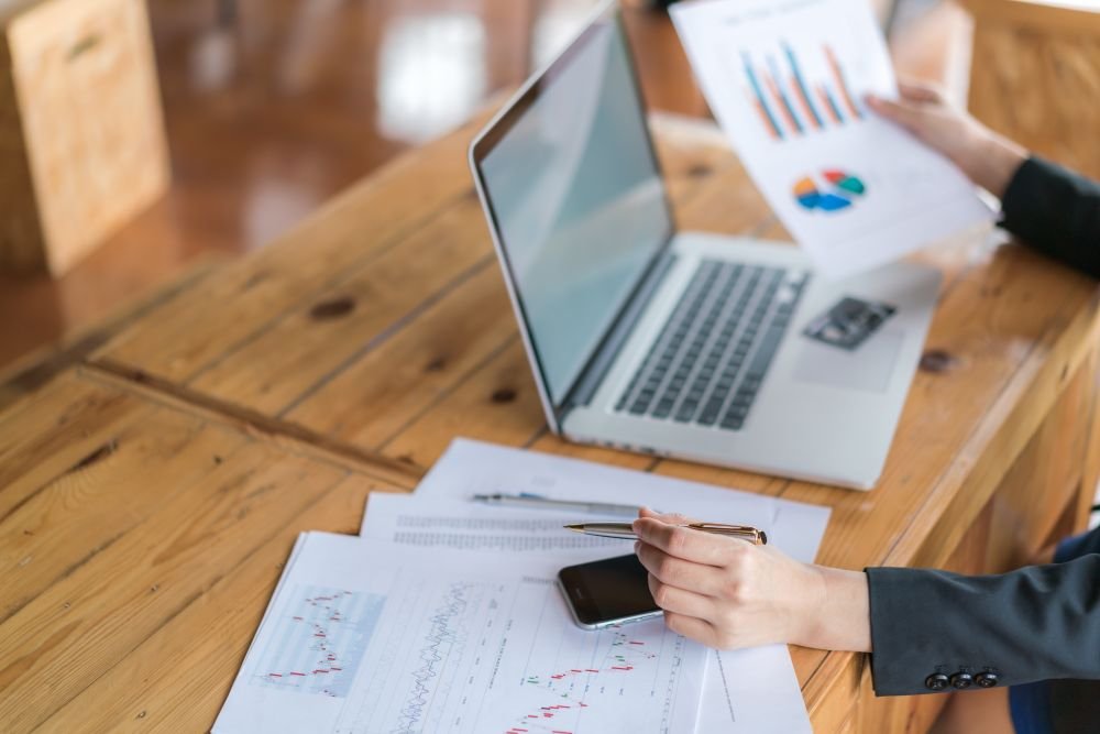 Žena gleda podatke o kupcima i radi istraživanje tržišta za dropshipping