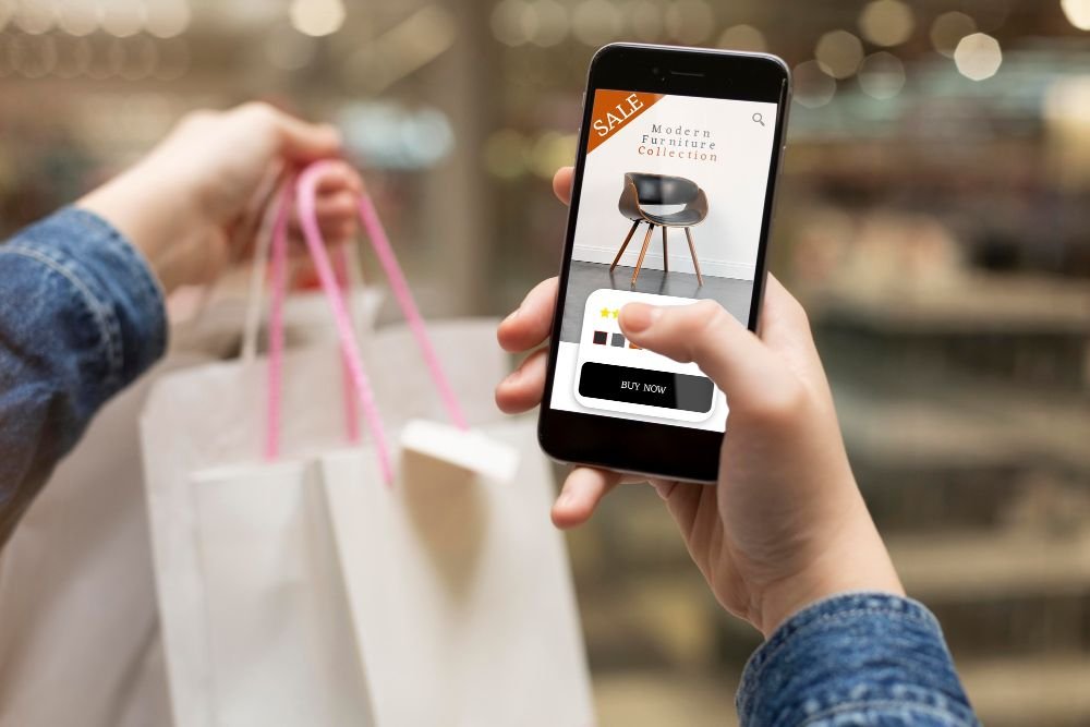 osoba pretražuje rasprodaju na web shopu