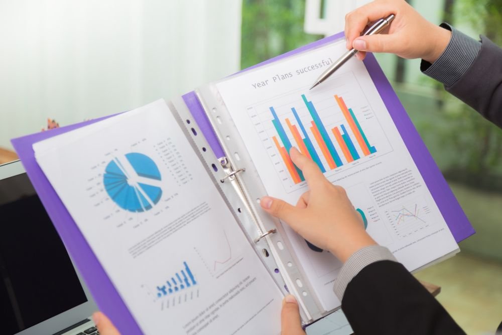 statistika i grafikoni na listu papira pokazivanje fascikla