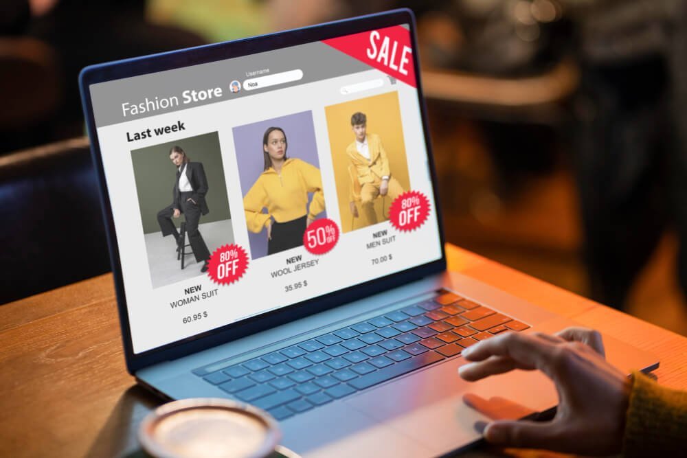 web shop na laptopu na radnom stolu
