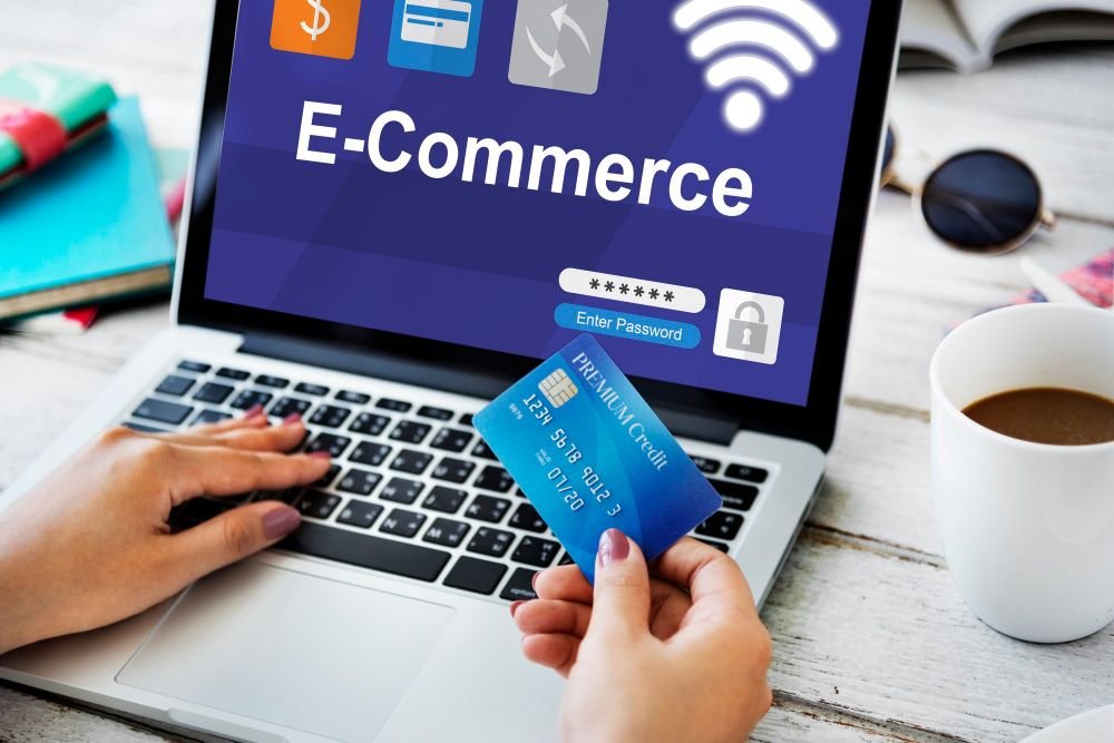 kreditna kartica u ruci i laptop e commerce
