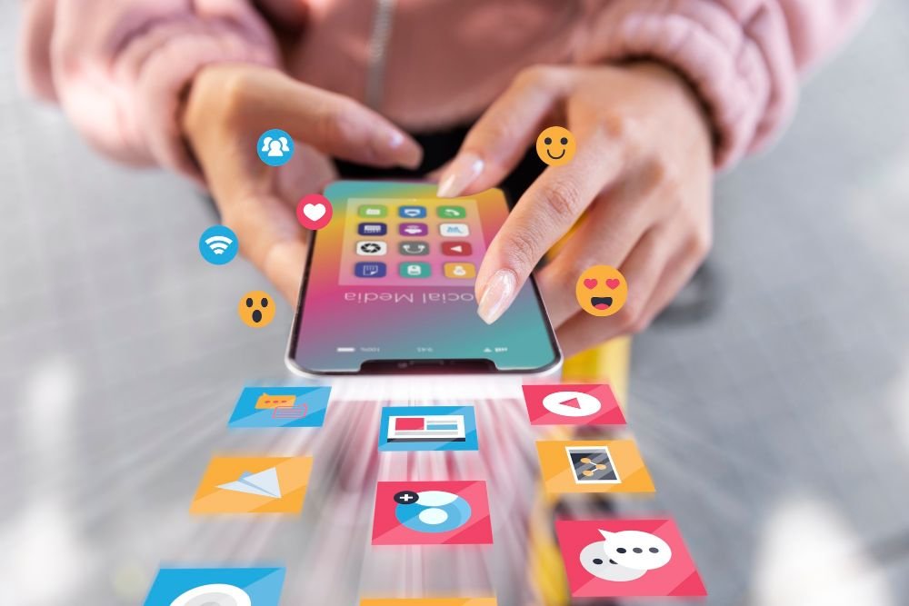 žena na mobitelu sa aplikacijama i emotikonima