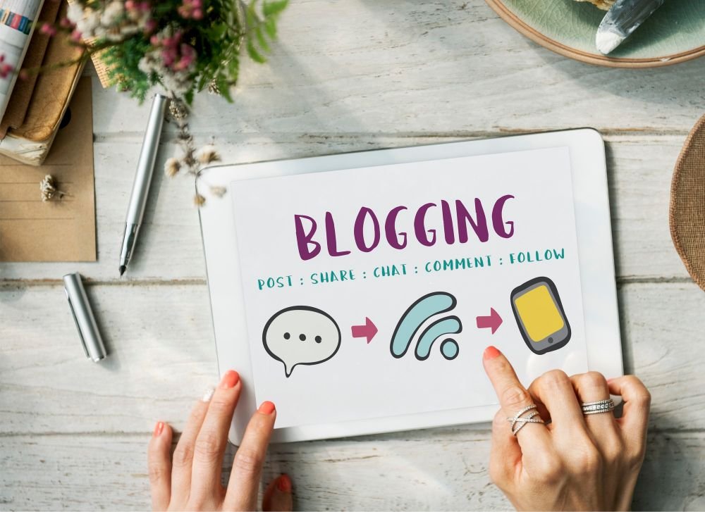 žena na tabletu sa grafikonom o bloggingu koji objašnjava što je zarada preko interneta
