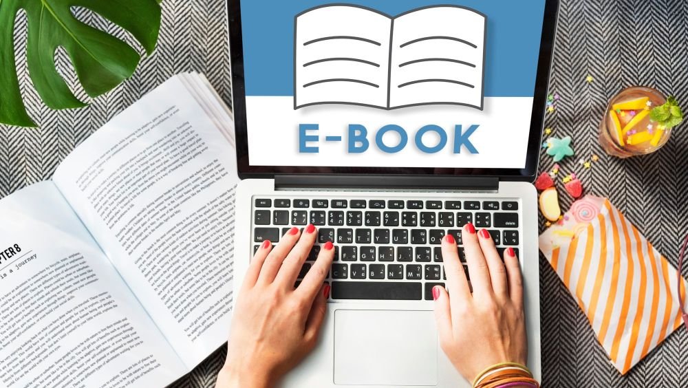 žena piše ebook na laptopu