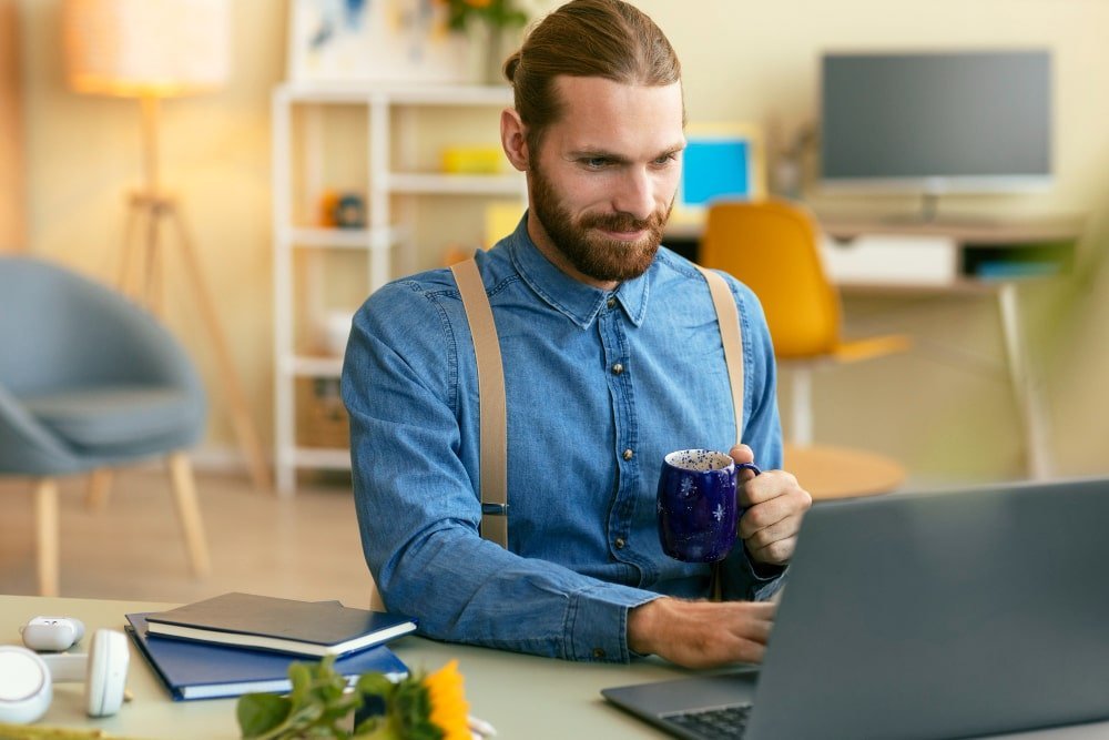 Muškarac sa bradom koji radi od kuće dropshipping
