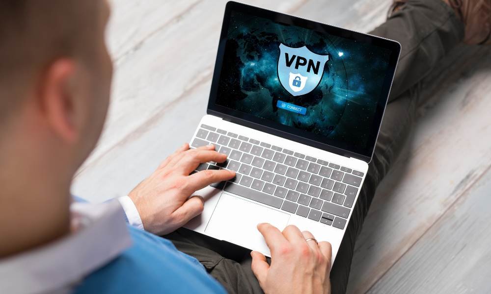 Čovjek na laptopu koji je uključio vpn