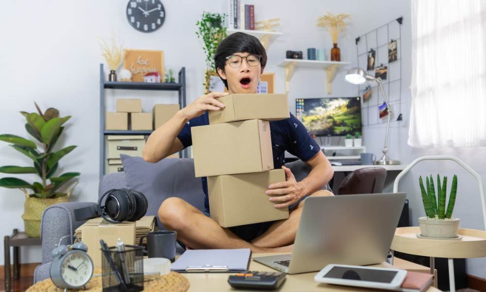čovjek koji pakira dropshipping ecommerce narudžbe