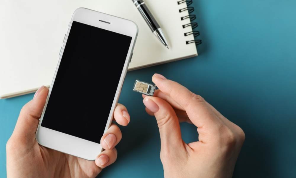 ljudska ruka ubacuju američku sim karticu u mobitel kako bi radila tiktok dropshipping